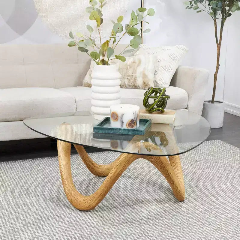 Table basse abstraite en ciment - Plateau triangulaire en verre, beige
