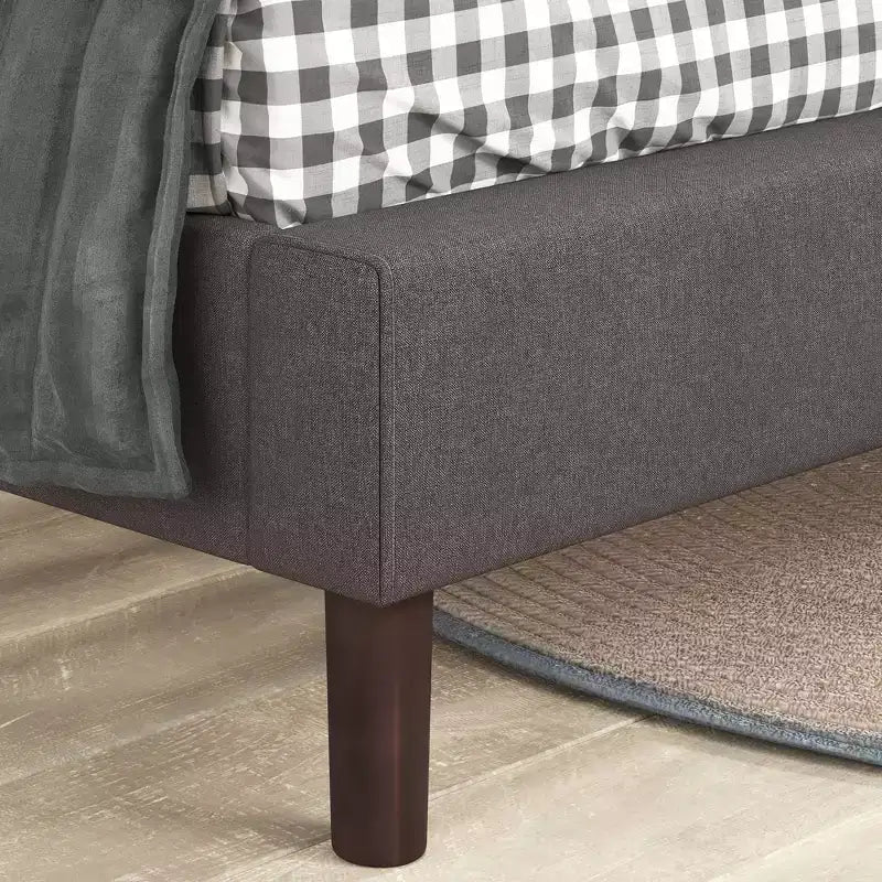 Cadre de lit plateforme rembourré Judy – Gris, capacité de 317 kg