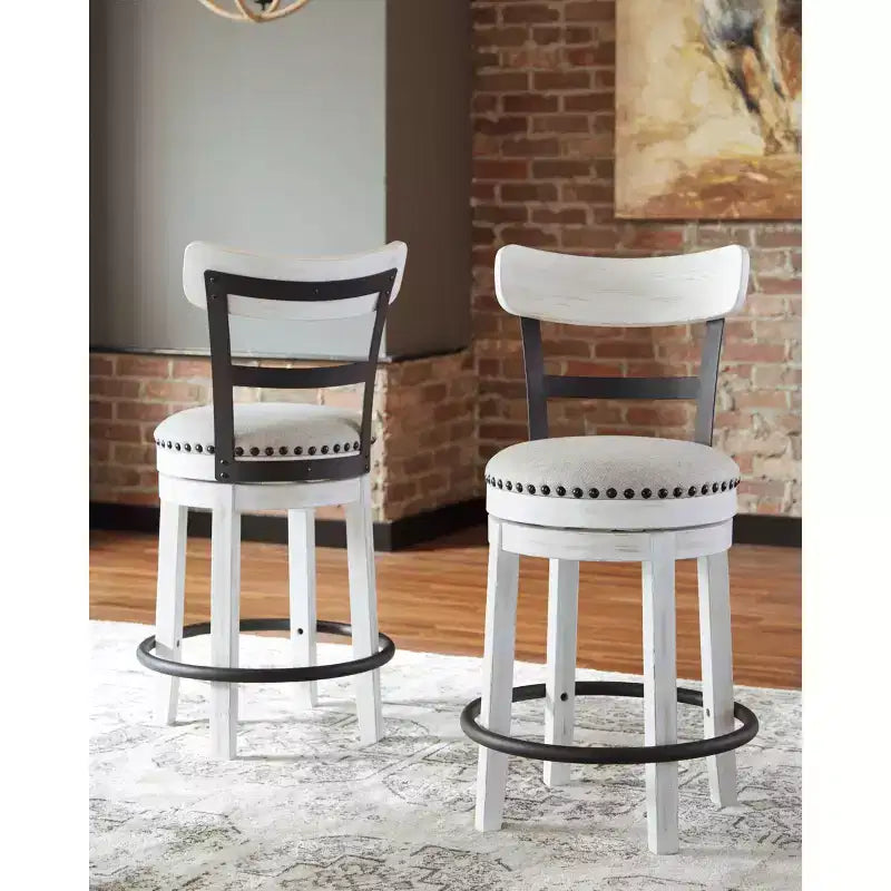 Tabouret de bar pivotant rembourré Valebeck, hauteur comptoir – 61 cm