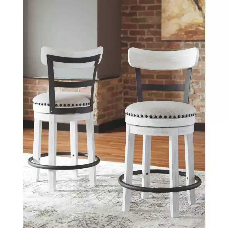 Tabouret de bar pivotant rembourré Valebeck, hauteur comptoir – 61 cm